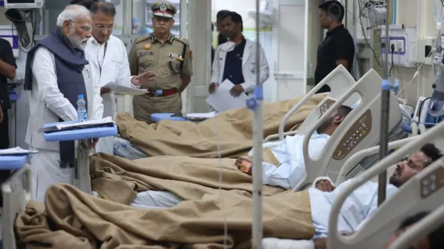 दिल्ली धमाके में घायल हुए लोगों से मिलते पीएम मोदी