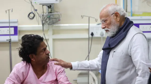 दिल्ली धमाके में घायल हुए लोगों से मिलते पीएम मोदी