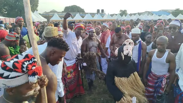Ndị Item na-eme emumu ọdịnaala ha