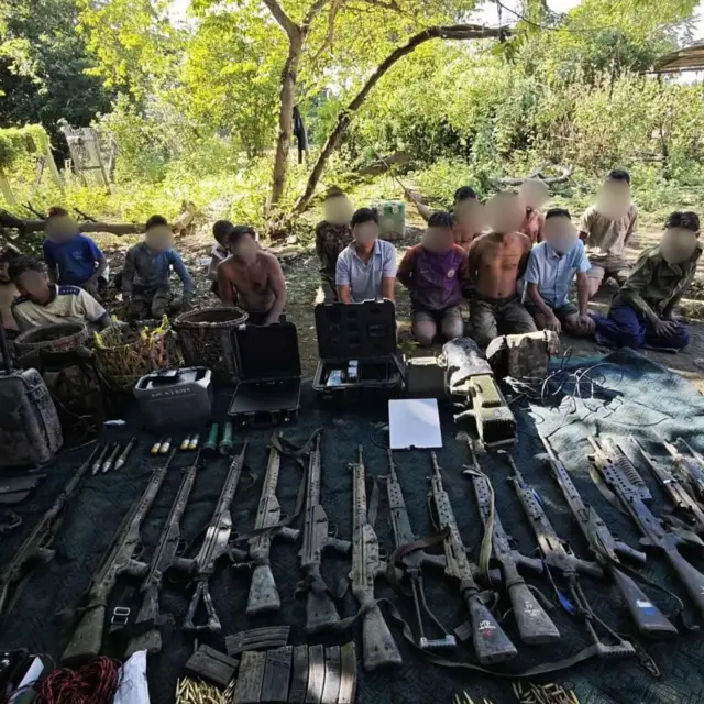 ခင်ဦးမြို့နယ် တိုက်ပွဲမှာ တော်လှန်ရေးအဖွဲ့တွေ ဖမ်းမိထားတဲ့ စစ်သုံ့ပန်းတွေ