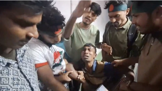 আওয়ামী লীগের কার্যালয়ের সামনে মারধর করা হয় এই রিকশাচালককে