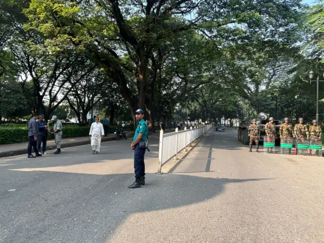 আদালত প্রাঙ্গণে নিরাপত্তা বাহিনীর সদস্যরা