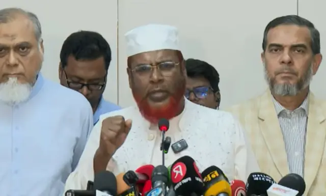 সাংবাদিকদের সামনে কথা বলেন বাংলাদেশ জামায়াতে ইসলামীর সেক্রেটারি জেনারেল মিয়া গোলাম পরওয়ার