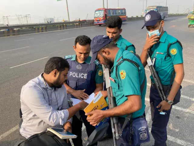 রাজধানীর প্রবেশমুখে তৎপর আইনশৃঙ্খলা রক্ষাকারী বাহিনী