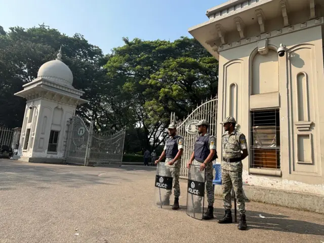 আদালত ফটকের সামনে আনসার বাহিনীর সদস্যরা