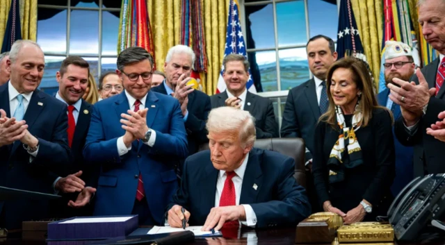 Oge Donald Trump na-ebinye aka n'akwụkwọ iwu