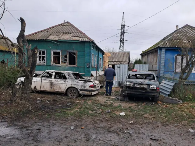 Губернатор опубликовал фото поврежденных домов и автомобилей