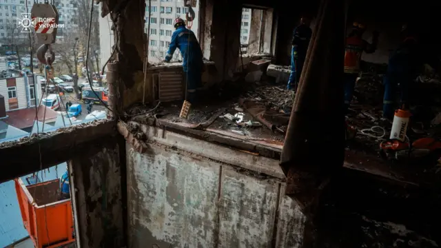 Спасатели в частично разрушенном девятиэтажном жилом доме в Деснянском районе Киева