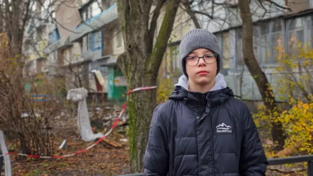 10-летнему Вячеславу и его родным удалось спастись, но что с их квартирой, они пока не знают