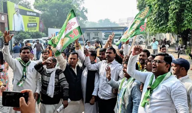 पाटण्यात जदयूच्या कार्यालयाबाहेर जल्लोषाचं वातावरण पाहायला मिळालं.