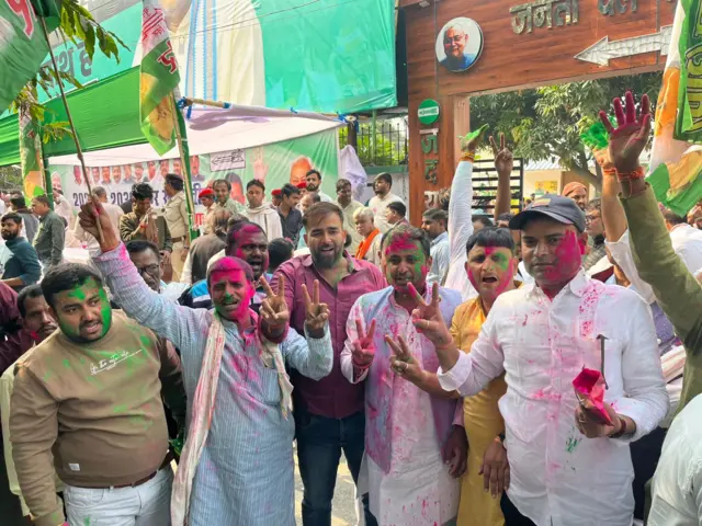 जेडीयू दफ़्तर के बाहर जश्न