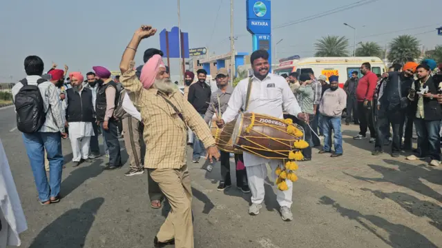 ਆਮ ਆਦਮੀ ਪਾਰਟੀ ਦੇ ਵਰਕਰ ਜਸ਼ਨ ਮਨਾਉਂਦੇ ਹੋਏ