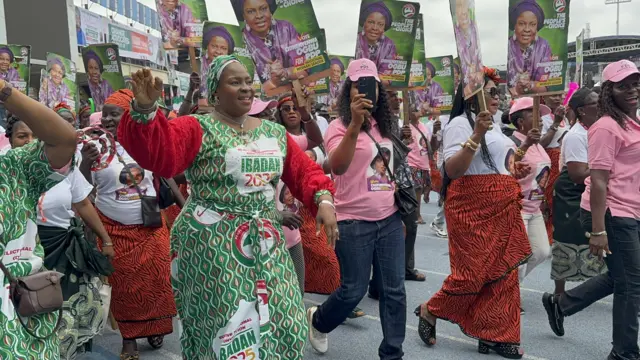 Ndị otu PDP bụ ụmụnwaanyị ji ọkọlọtọ ha na-agbagharị n'ama egwuregwu