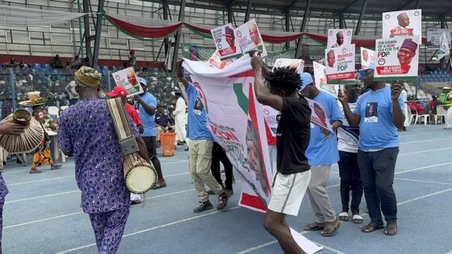 Ndị nkwado PDP ji ọkọlọtọ ha na-agba egwu n'etiti ama egwuregwu