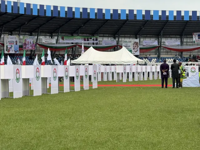 Ihe ngosi bu foto njirimaara pati PDP ka a haziri ha n'ahịrị n'ama egwuregwu.