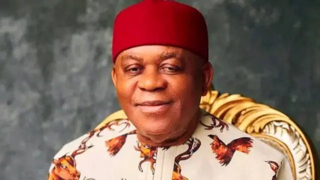 T.A Orji yi uwe isiagụ ma kpuru okpu na-acha uhie uhie