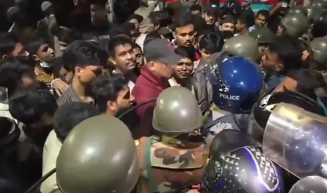 আলোচনার মাধ্যমে বিক্ষোভকারীদের সরানো চেষ্টা চালাচ্ছে পুলিশ