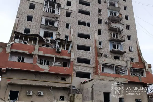 Поврежденный многоэтажный дом.