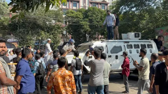কিছু মানুষ বিশৃঙ্খলা সৃষ্টির চেষ্টা করলে তাদের ছত্রভঙ্গ করে পুলিশ