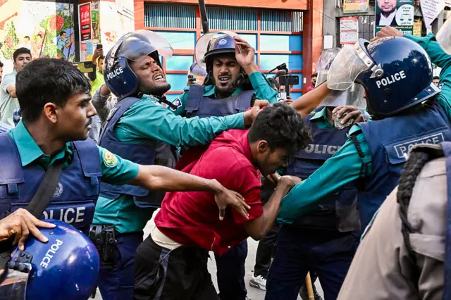 বিক্ষোভকারীদের ছত্রভঙ্গ করতে পুলিশের অ্যাকশান
