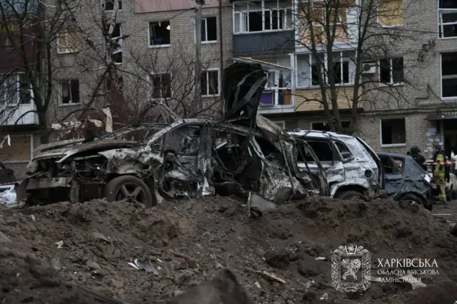Сгоревшие автомобили перед жилым домом.