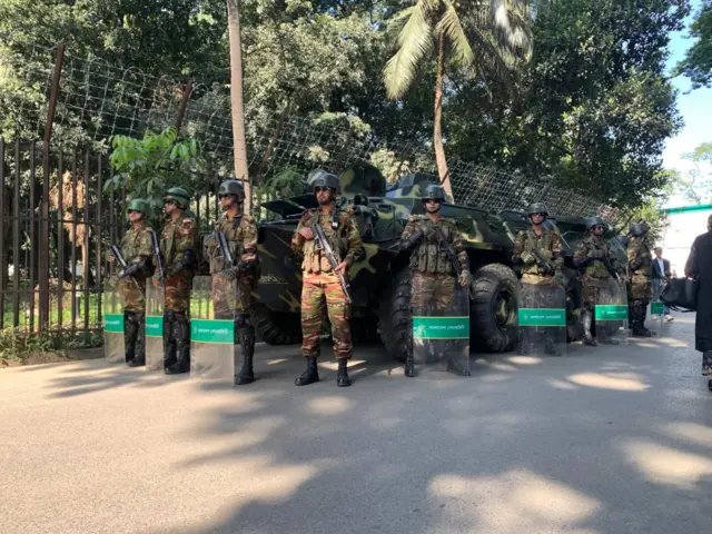 আন্তর্জাতিক অপরাধ ট্রাইব্যুনালের গেটে সেনাসদস্যরা অস্ত্র হাতে দাঁড়িয়ে আছেন