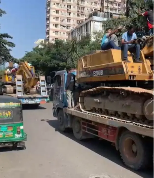 দুটি বুলডাজার নিয়ে যাওয়া হচ্ছে ধানমন্ডি ৩২ এর দিকে