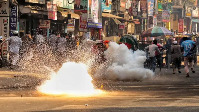 সমাবেশকারীদের ছত্রভঙ্গ করতে সাউন্ড গ্রেনেড নিক্ষেপ করে পুলিশ