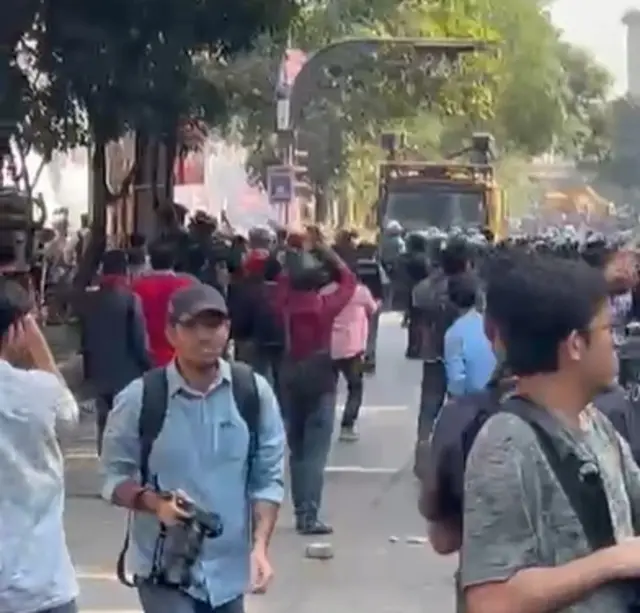 ধানমন্ডি ৩২ এর আশপাশের এলাকায় বিক্ষোভকারীদের সঙ্গে আইনশৃঙ্খলা বাহিনীর সদস্যদের ধাওয়া- পাল্টা চলছে