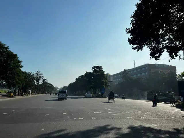 সড়কে যানবাহন অন্যদিনের তুলনায় কম দেখা গেছে