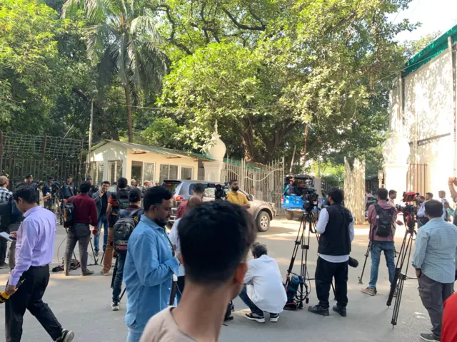 ক্যামেরা নিয়ে দাঁড়িয়ে আছেন গণমাধ্যমকর্মীরা