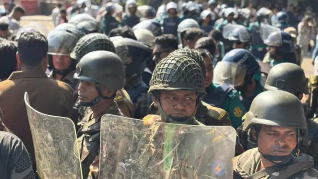 আইনশৃঙ্খলা বাহিনীর বিপুল সংখ্যক সদস্য দেখা যাচ্ছে ধানমন্ডি ৩২-এ