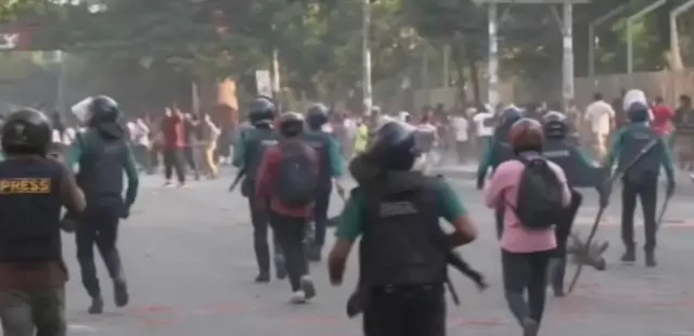 পুলিশের সঙ্গে বিক্ষোভকারীদের ধাওয়া-পাল্টা ধাওয়া