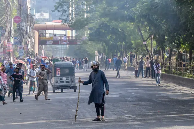 ছত্রভঙ্গ হওয়ার পর বিক্ষোভকারীরা আবারও একত্রিত হওয়ার চেষ্টা করছেন