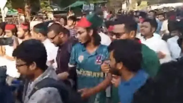 ঢাকা বিশ্ববিদ্যালয়ে আনন্দ মিছিল