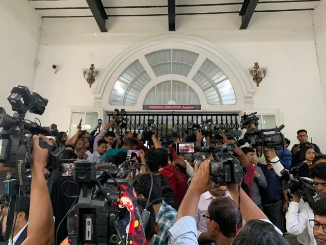 ট্রাইব্যুনালের সামনে সাংবাদিকদের ভিড়