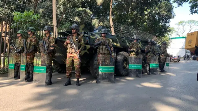 আদালত চত্বরে সেনাবাহিনী সদস্যদের অবস্থান