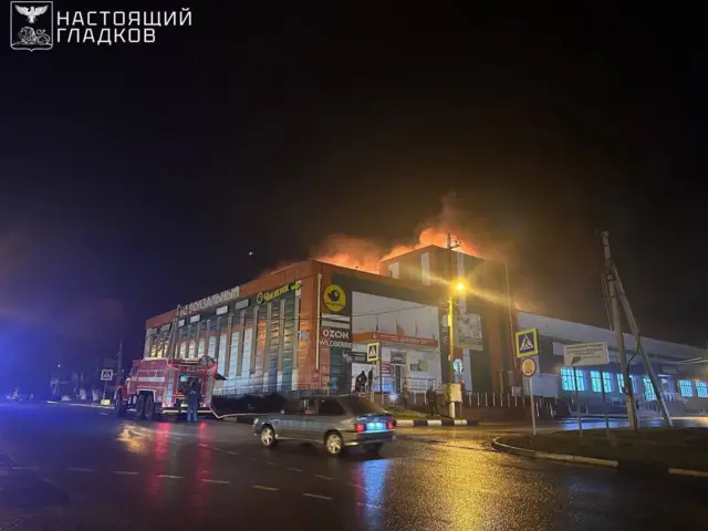 Судя по опубликованным фото, горит торговый центр «Вокзальный»