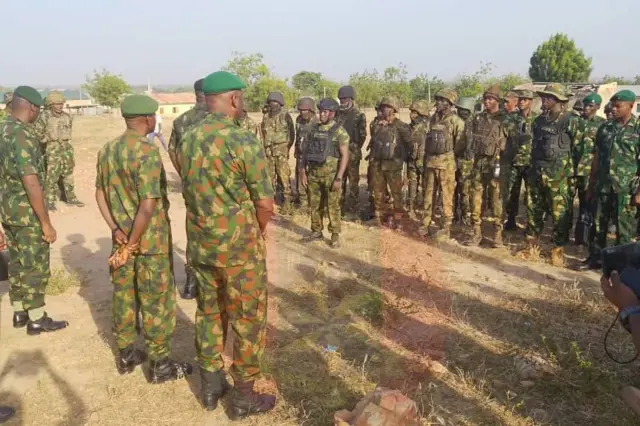 babban hafsan sojin Najeriya na yi wa sojoji jawabi