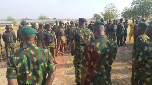 babban hafsan sojin Najeriya na yi wa sojoji jawabi