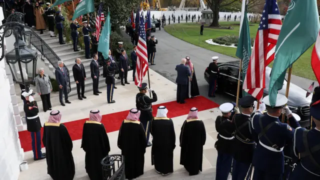 اللحظات الأولى لاستقبال الرئيس الأمريكي لولي العهد السعودي في البيت الأبيض