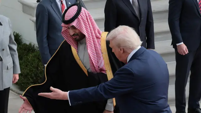 اللحظات الأولى لاستقبال الرئيس الأمريكي لولي العهد السعودي في البيت الأبيض