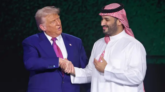 الرئيس الأمريكي دونالد ترامب يصافح ولي عهد السعودية محمد بن سلمان