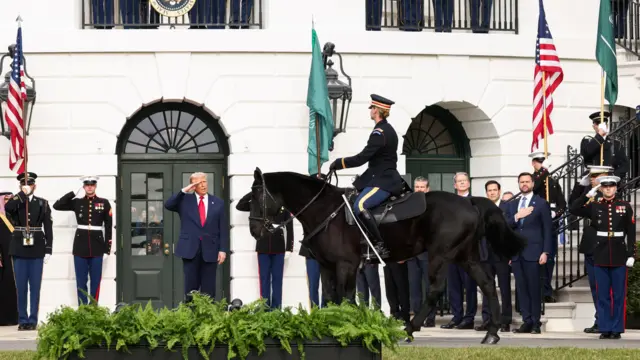 اللحظات الأولى لاستقبال الرئيس الأمريكي لولي العهد السعودي في البيت الأبيض