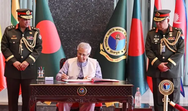 বুধবার মিরপুর সেনানিবাসে ডিএসসিএসসি কমপ্লেক্সে সামরিক বাহিনী কমান্ড ও স্টাফ কলেজ পরিদর্শন বইয়ে স্বাক্ষর করেন প্রধান উপদেষ্টা মুহাম্মদ ইউনূস