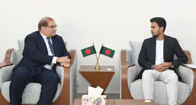 আসিফ মাহমুদ সজীব ভূঁইয়ার সঙ্গে কথা বলছেন পাকিস্তানের হাইকমিশনার ইমরান হায়দার