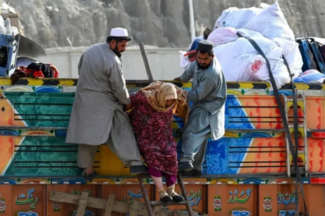 پنجاب پولیس کا کہنا ہے کہ ان خبروں میں قطعی کوئی صداقت نہیں کہ صوبے میں غیر قانونی طور پر مقیم افغان باشندوں کے بارے میں اطلاع دینے والوں کو 10 ہزار روپے نقد دیے جا رہے ہیں۔