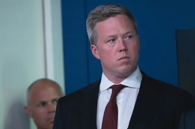 Дэн Дрисколл слушает