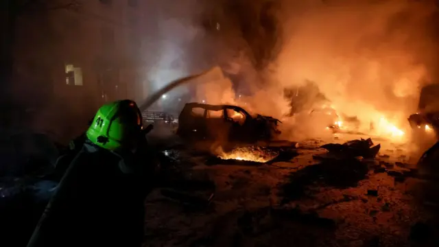 Человек в светоотражающем жилете с брандспойтом