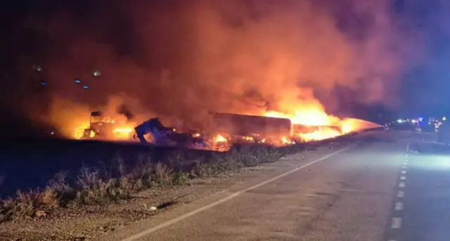 сильное пламя, горят машины